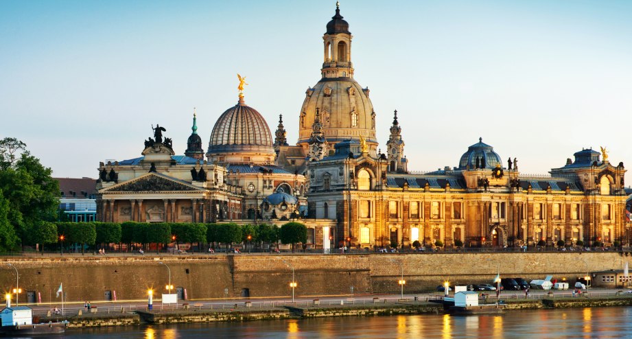 Das Dresdner Elbufer mit der Frauenkirche erstrahlen im goldenen Licht des Sonnenaufgangs - BAHNHIT.DE, © getty, Foto: Nikada