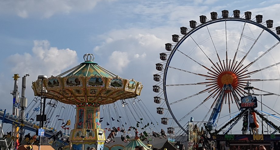 Riesenrad und Karusell auf dem Oktoberfest in München. - BAHNHIT.DE, © Sara Lindenmaier