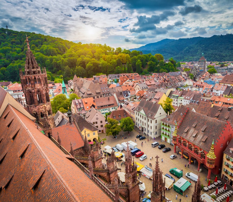 Die Altstadt von Freiburg. - BAHNHIT.DE, © getty, Foto: bluejayphoto