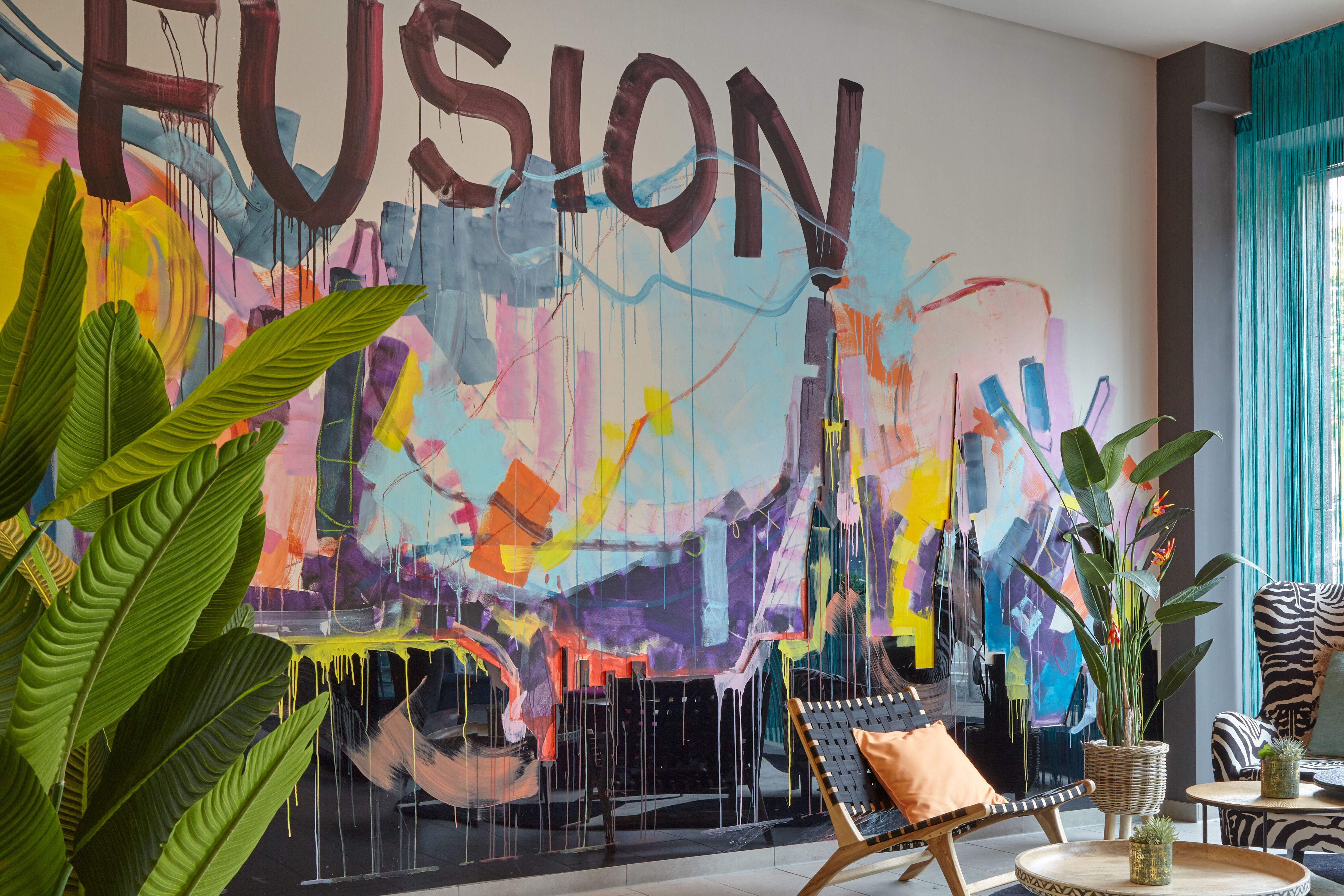 Moderne, großformatige Wall Art im Industrial-Stil an einer Sichtbetonwand im Hotel the niu Fusion, Hamburg.