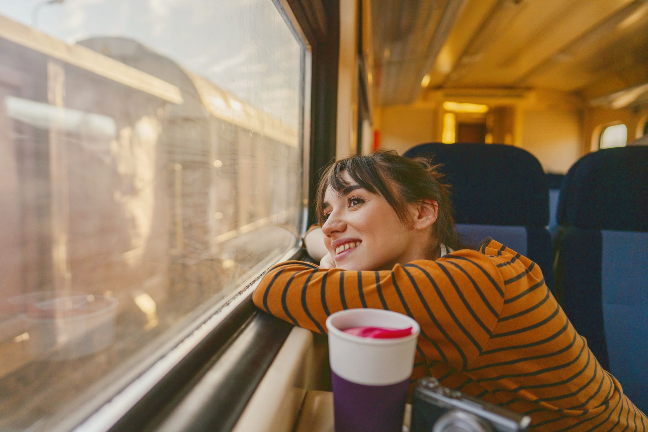 Lächelnde Frau im Zug