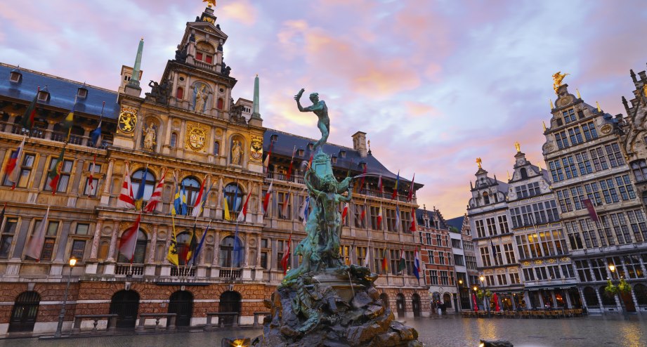 Antwerpen Markt Statue, © Getty Images Shaun Egan