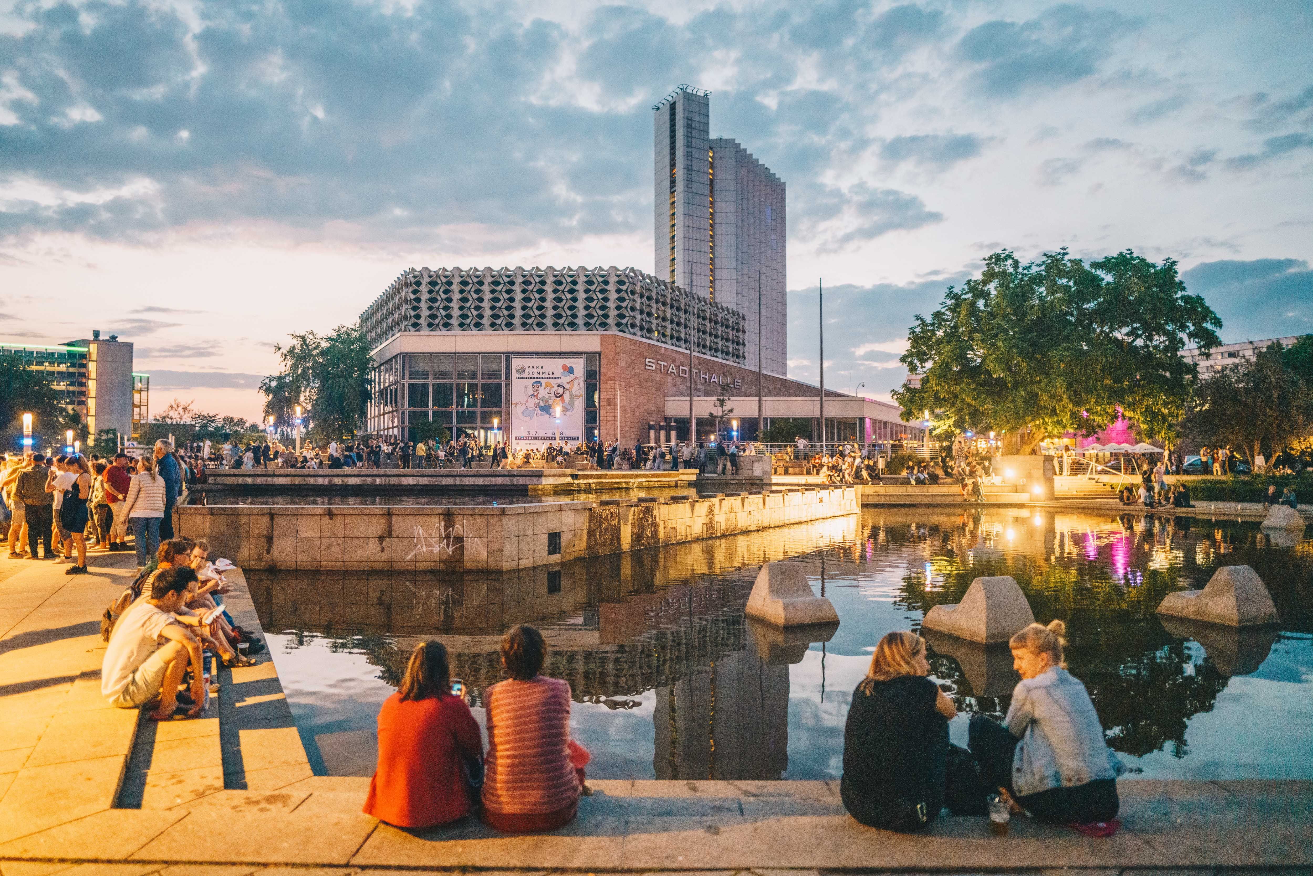 Brunnen auf dem Platz vor der Stadthalle in Chemnitz