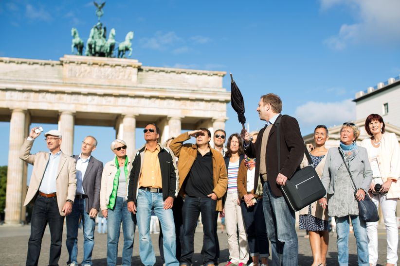 Reisegruppe vor dem Brandenburger Tor in Berlin