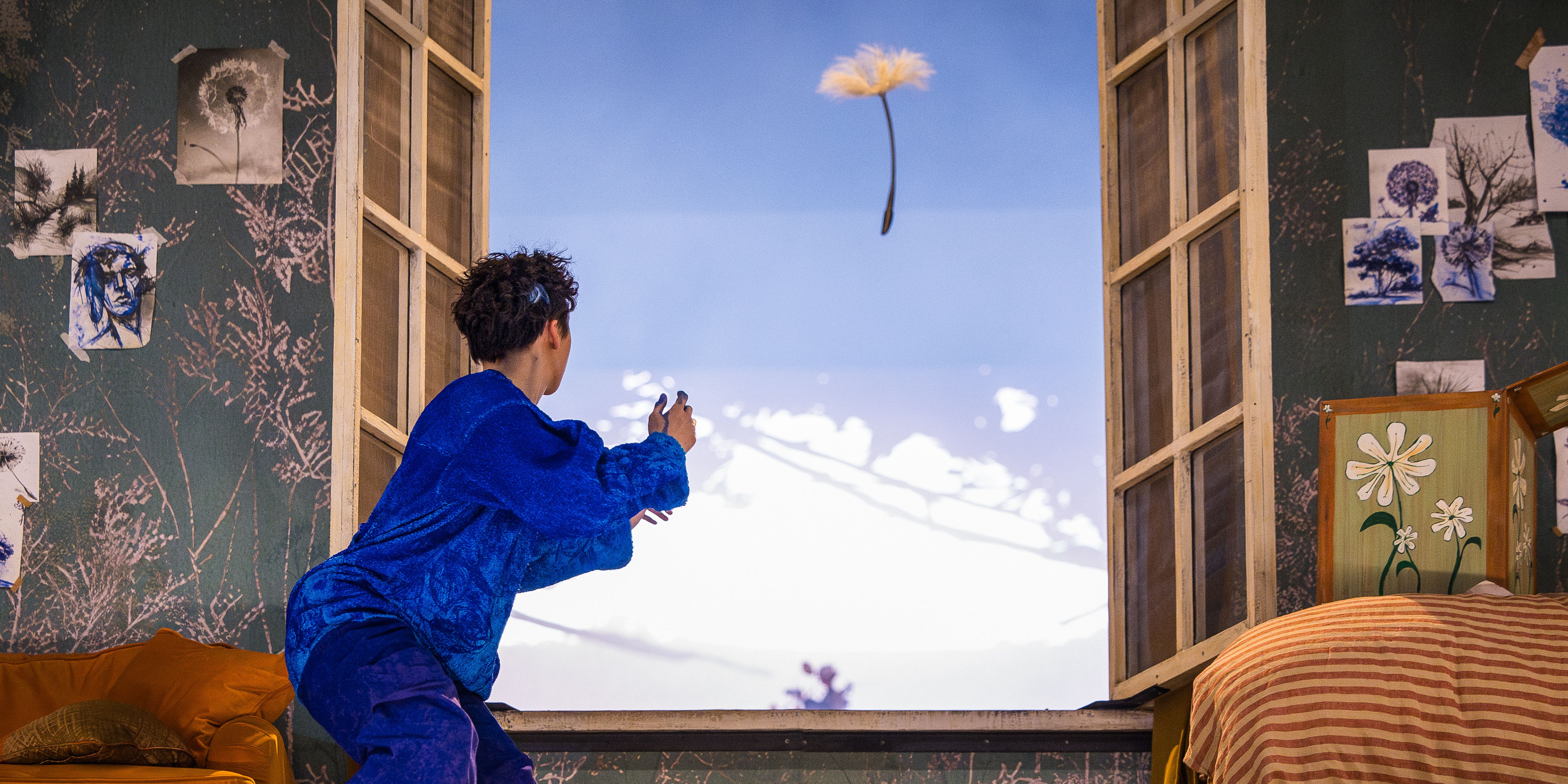 Szenenbild Frau schaut aus dem Fenster