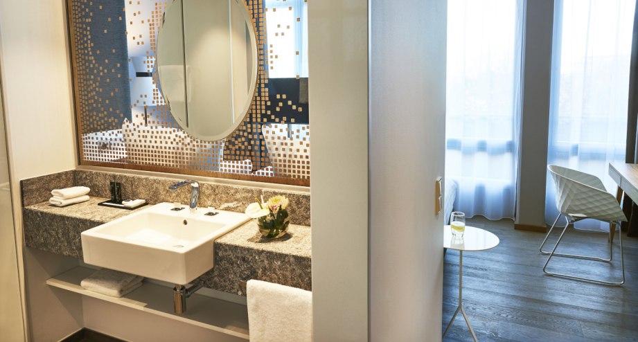Badezimmer im Steigenberger Hotel München. - BAHNHIT.DE, © Deutsche Hospitality
