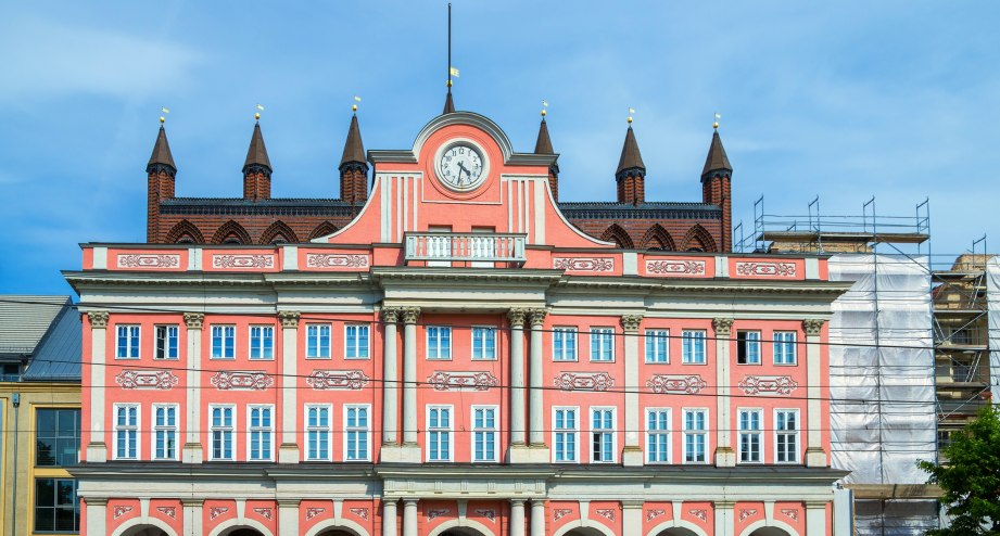Rathaus von rostock - BAHNHIT.DE, © getty, Foto: Arsty