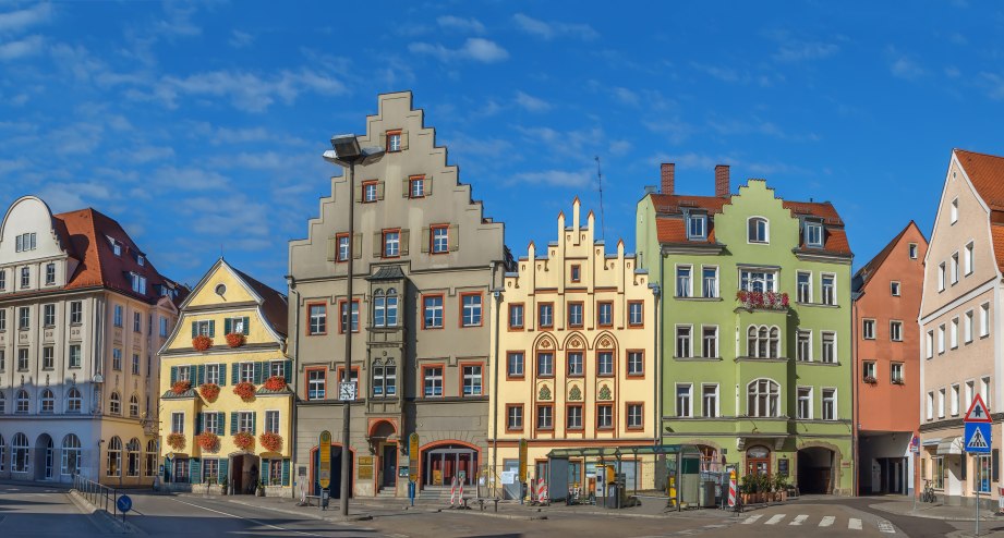 Regensburg Fassaden an Platz, © Getty Images Boris Breytman; 