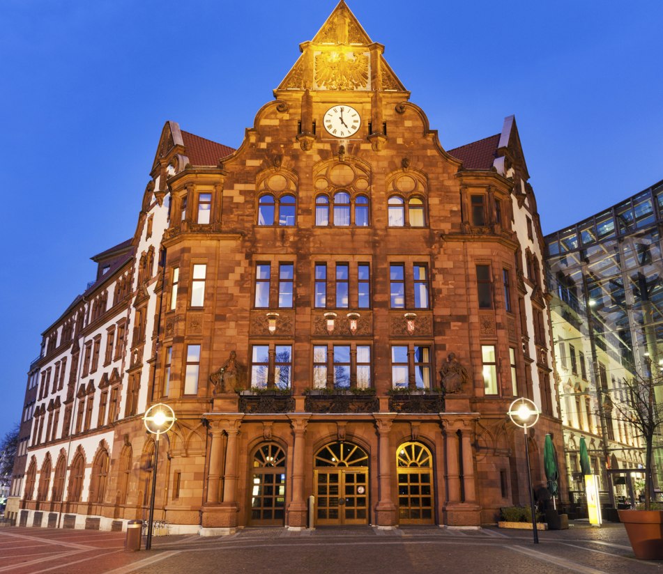 Das Rathaus von Dortmund - BAHNHIT.DE, © getty, Foto: Henryk Sadura
