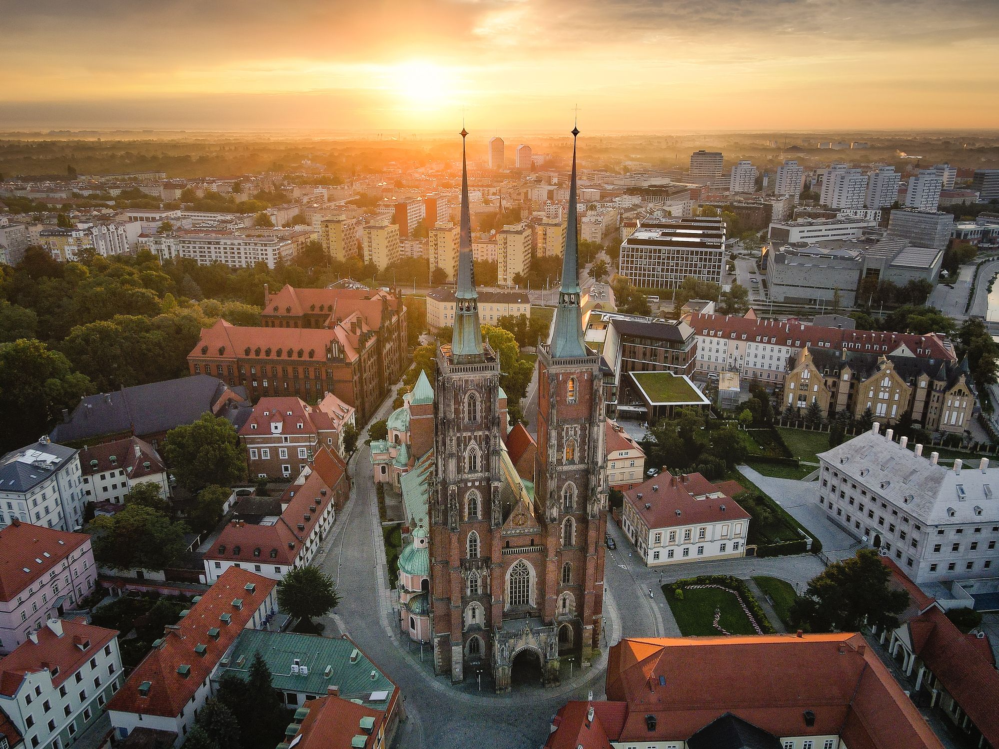 Kathedrale in Breslau und Dächer aus der Vogelperspektive bei Sonnenuntergang in Breslau