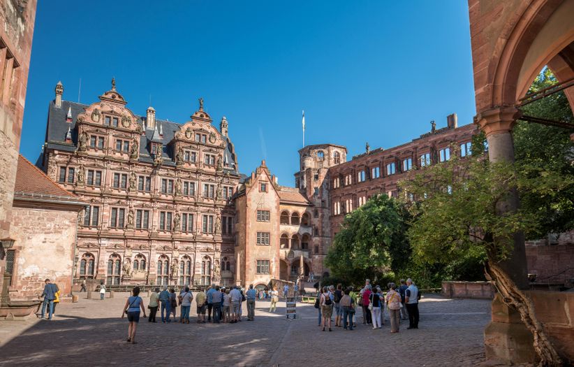 Menschen im Innenhof des Schlosses in Heidelberg