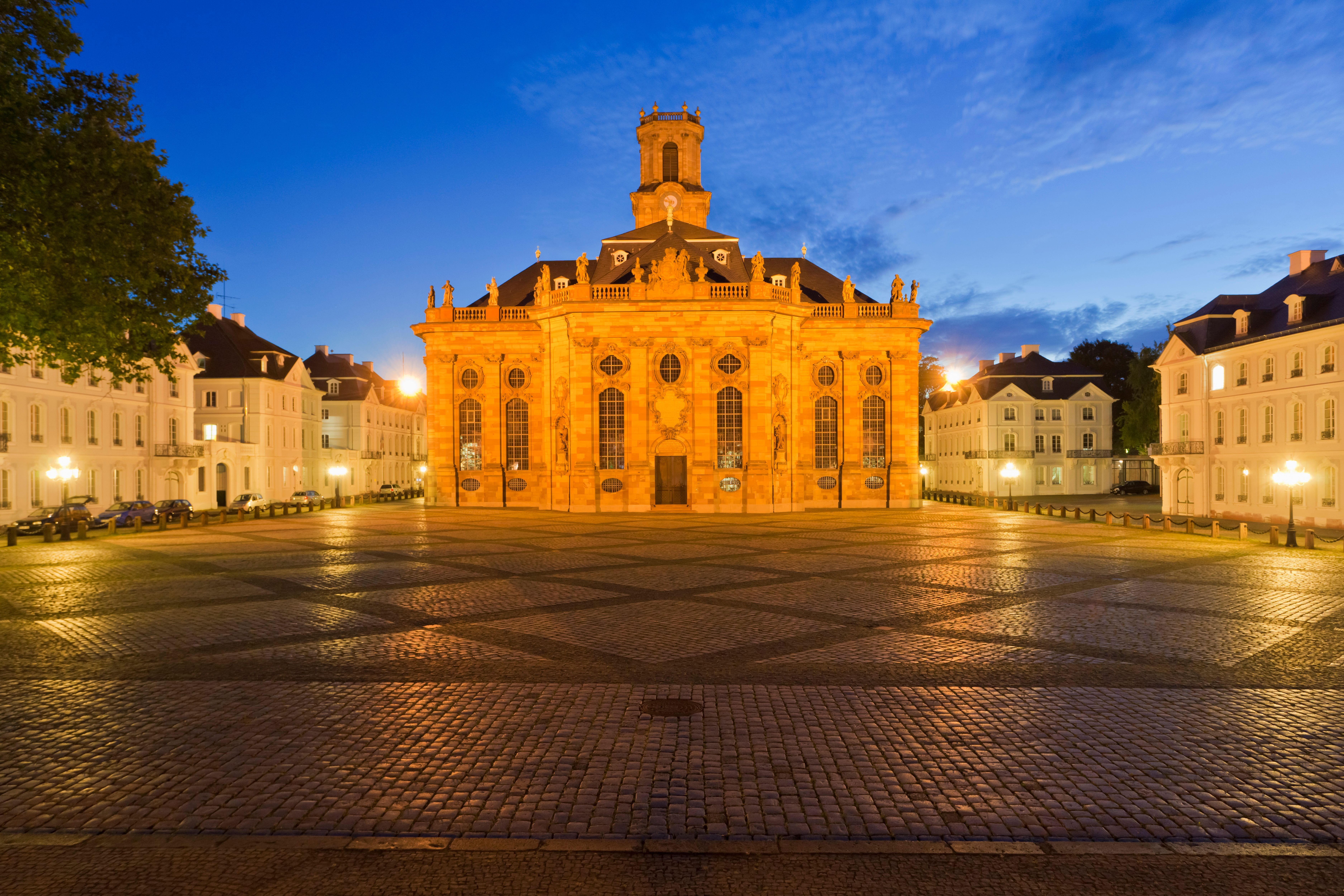 Beleuchtete Ludwigskirche in Saarbrücken