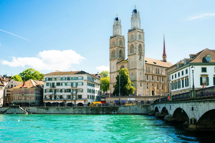 Blick auf die Münsterbrücke in Zürich mit Grossmünster am Ende der Brücke