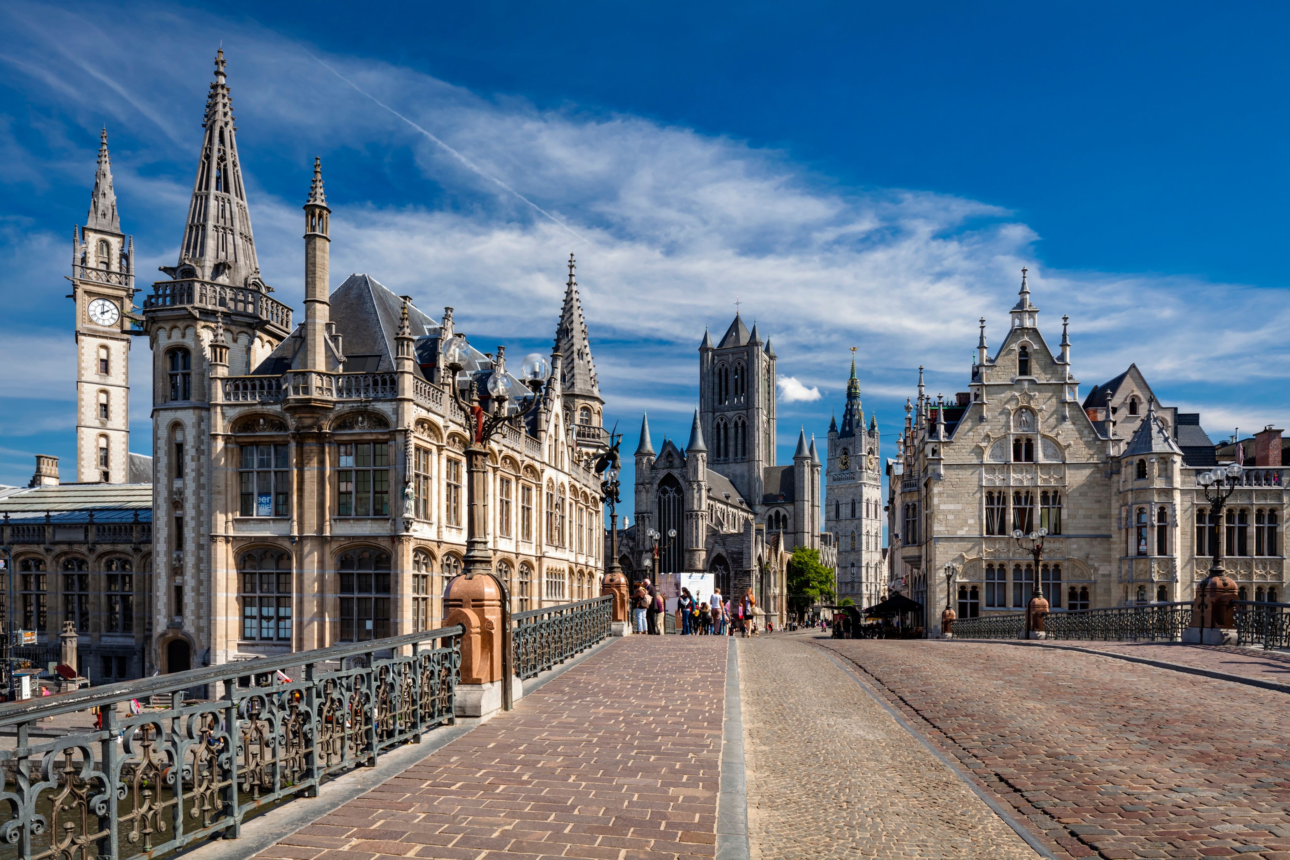 Blick von der St.-Michael-Brücke auf die St.-Nikolaus-Kirche in Gent