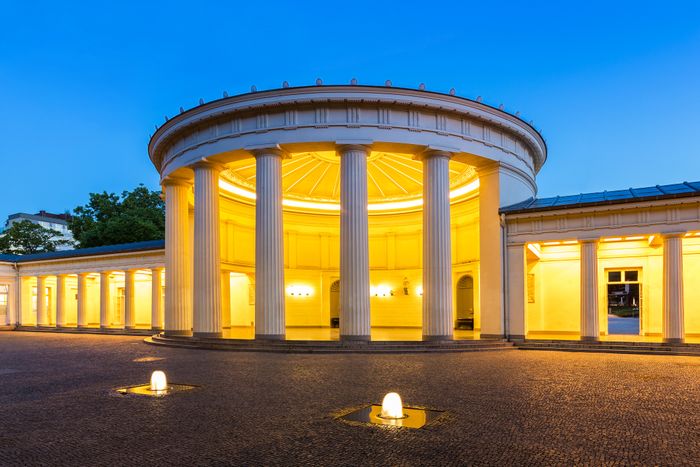 Aachen beleuchteter Elisenbrunnen im Dunkeln