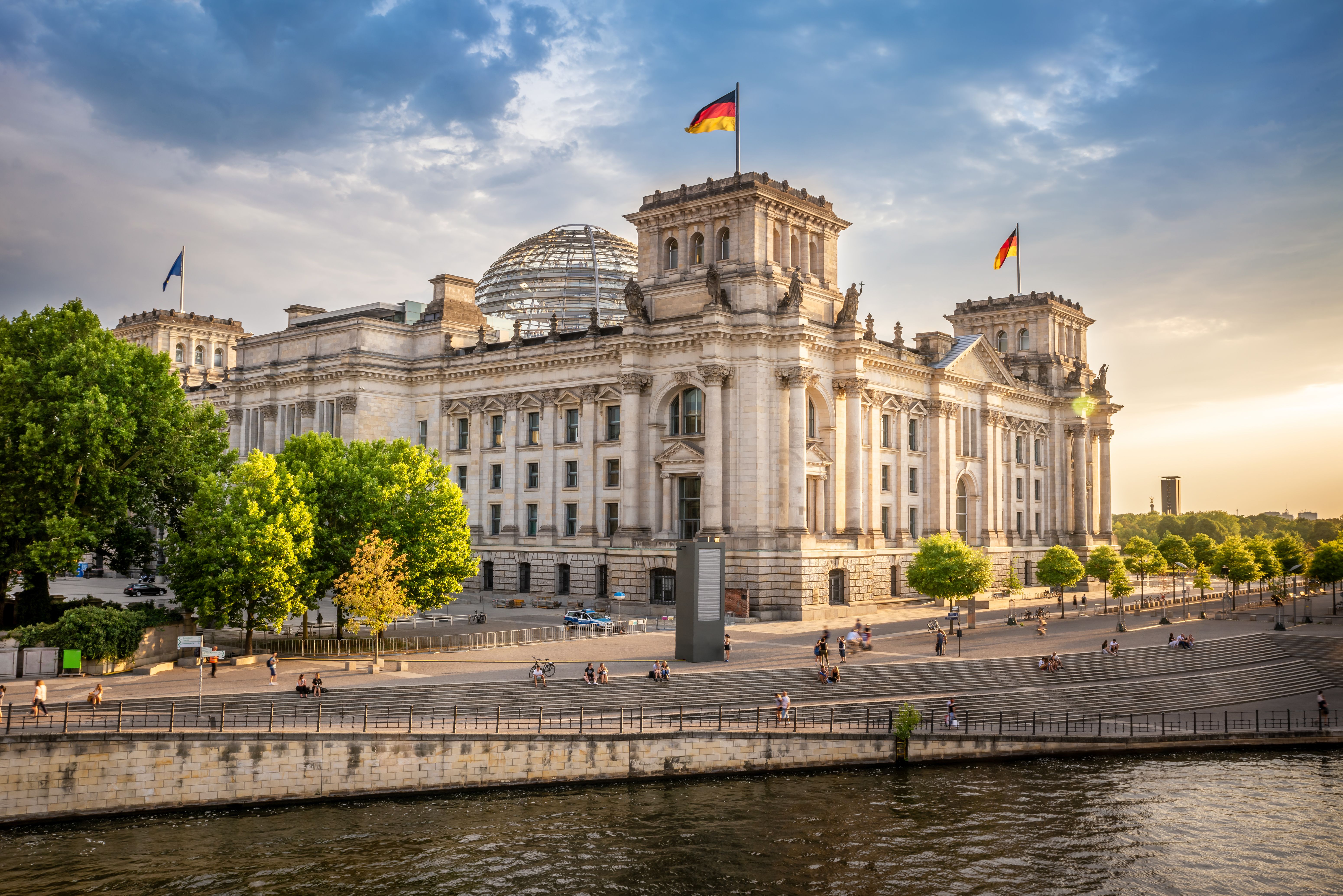 Bundestag hinter der Spree bei blauem Himmel