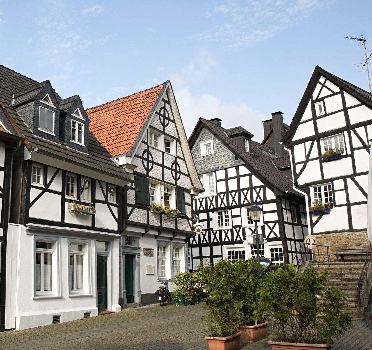 Fachwerkhäuser an einer gepflasterten Straße