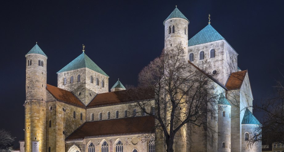 Die Michaeliskirche bei Nacht - BAHNHIT.DE, © Getty, Foto: igmarx