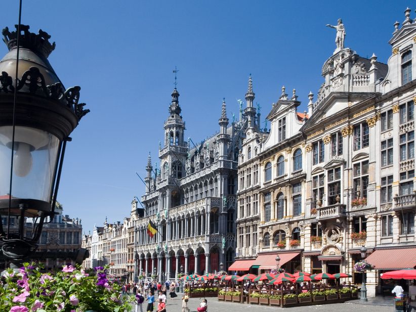 Laterne am Grote Markt in Brüssel bei blauem Himmel