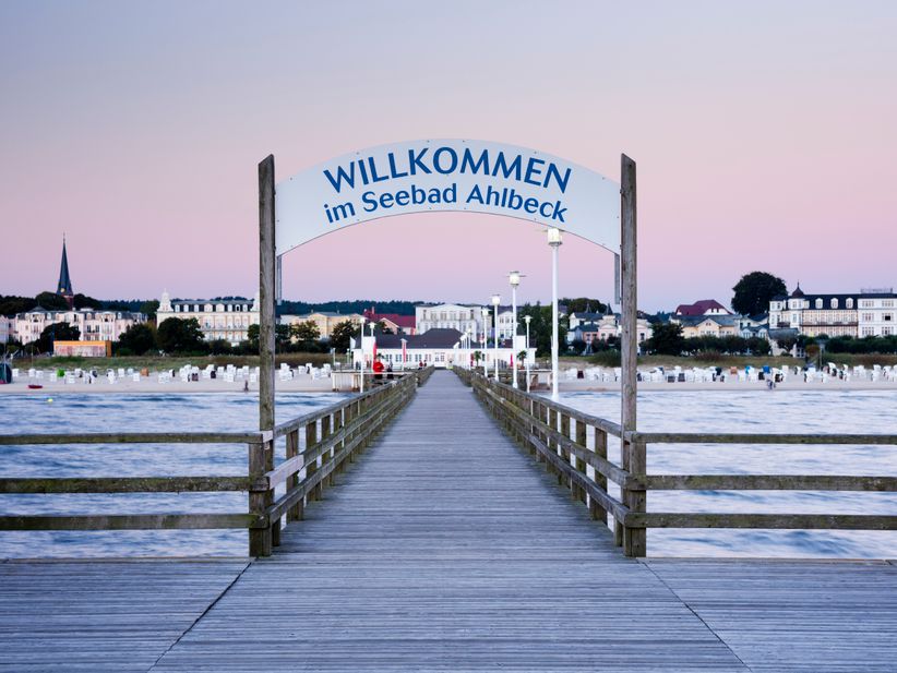 Die Seebrücke von Ahlbeck auf der Insel Usedom im Morgengrauen, mit ruhiger Ostsee, pastellfarbenem Himmel und der historischen Brücke, die ins Wasser hinausführt