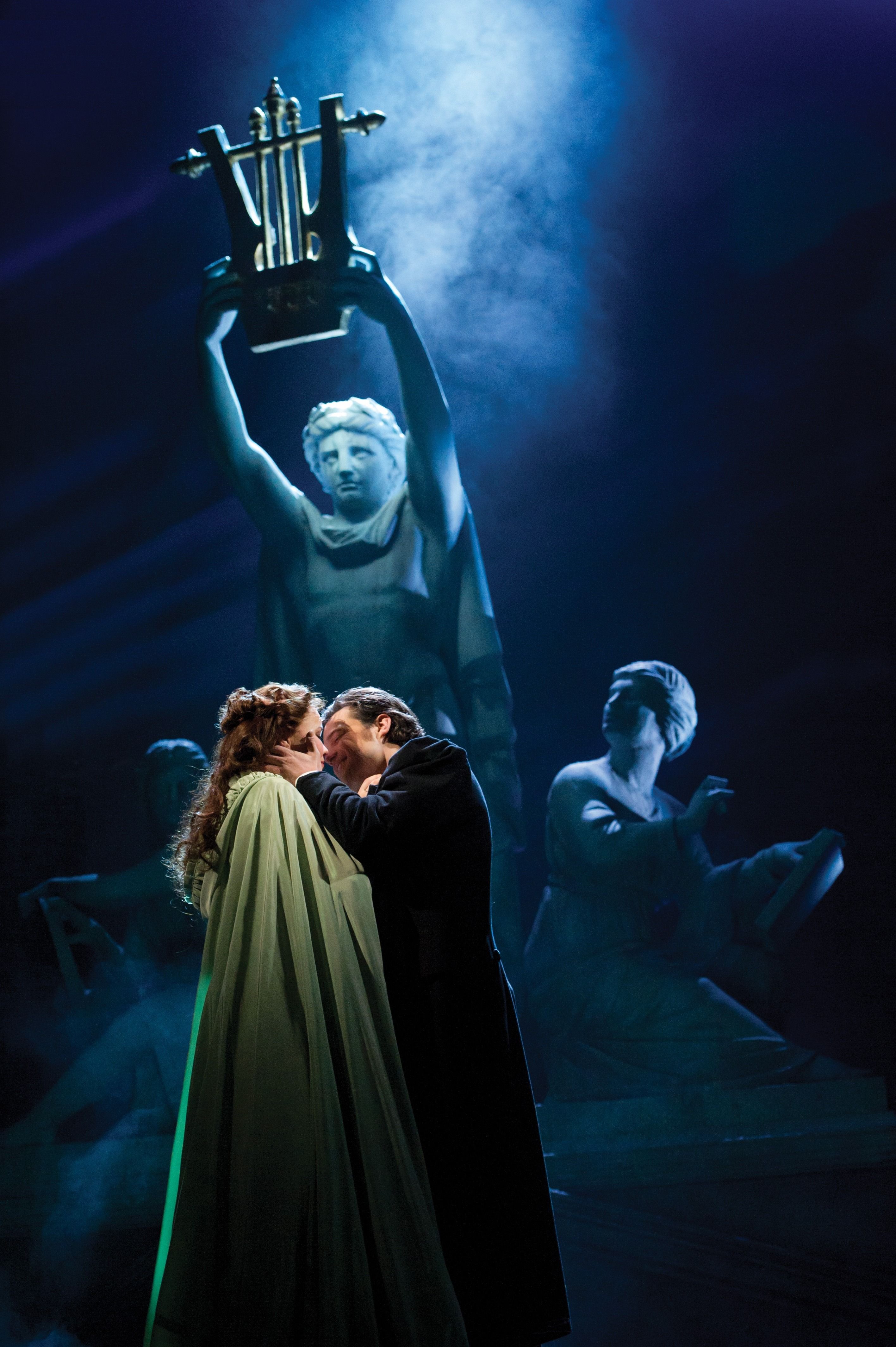 Szenenbild aus Phantom der Oper, ein Paar küsst sich