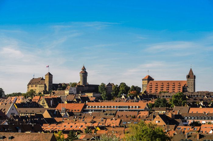 Kaiserburg in Nürnberg über den Dächern der Stadt