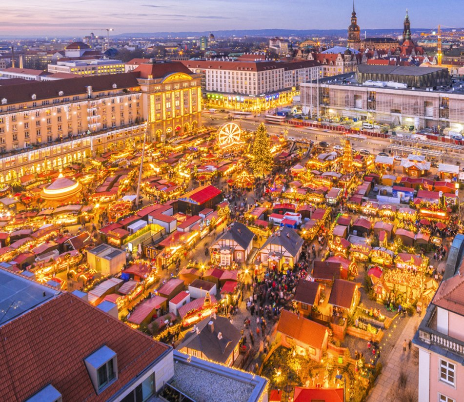 Dresdner Weihnachtsmarkt Striezelmarkt in der Dämmerung - BAHNHIT.DE, © Getty Images Foto: Juergen Sack