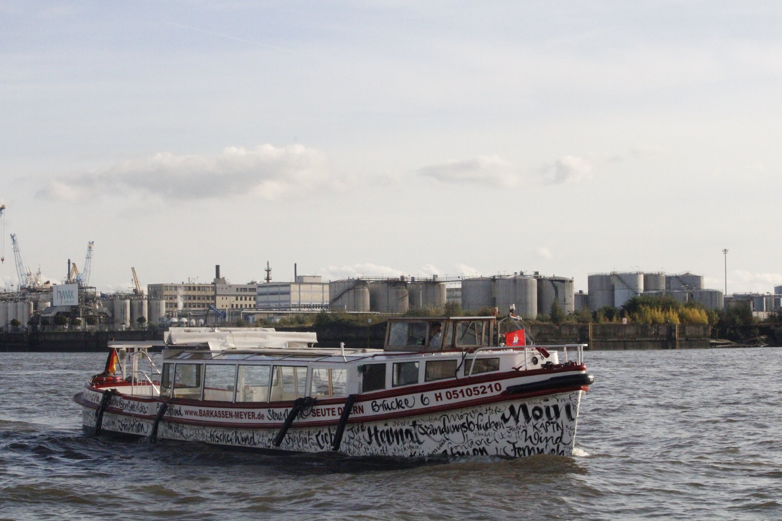 Barkasse mit Hamburger Sprüchen bemalt