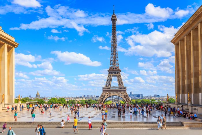 Touristen vor dem Eiffelturm in Paris, Stadtpanorama im Hintergrund