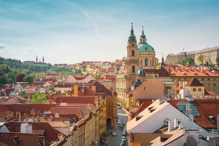 Blick über die Dächer der Prager Altstadt mit historischen Gebäuden und Kirchtürmen.