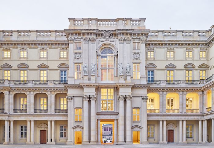 Humboldtforum von vorne mit Lichtern an