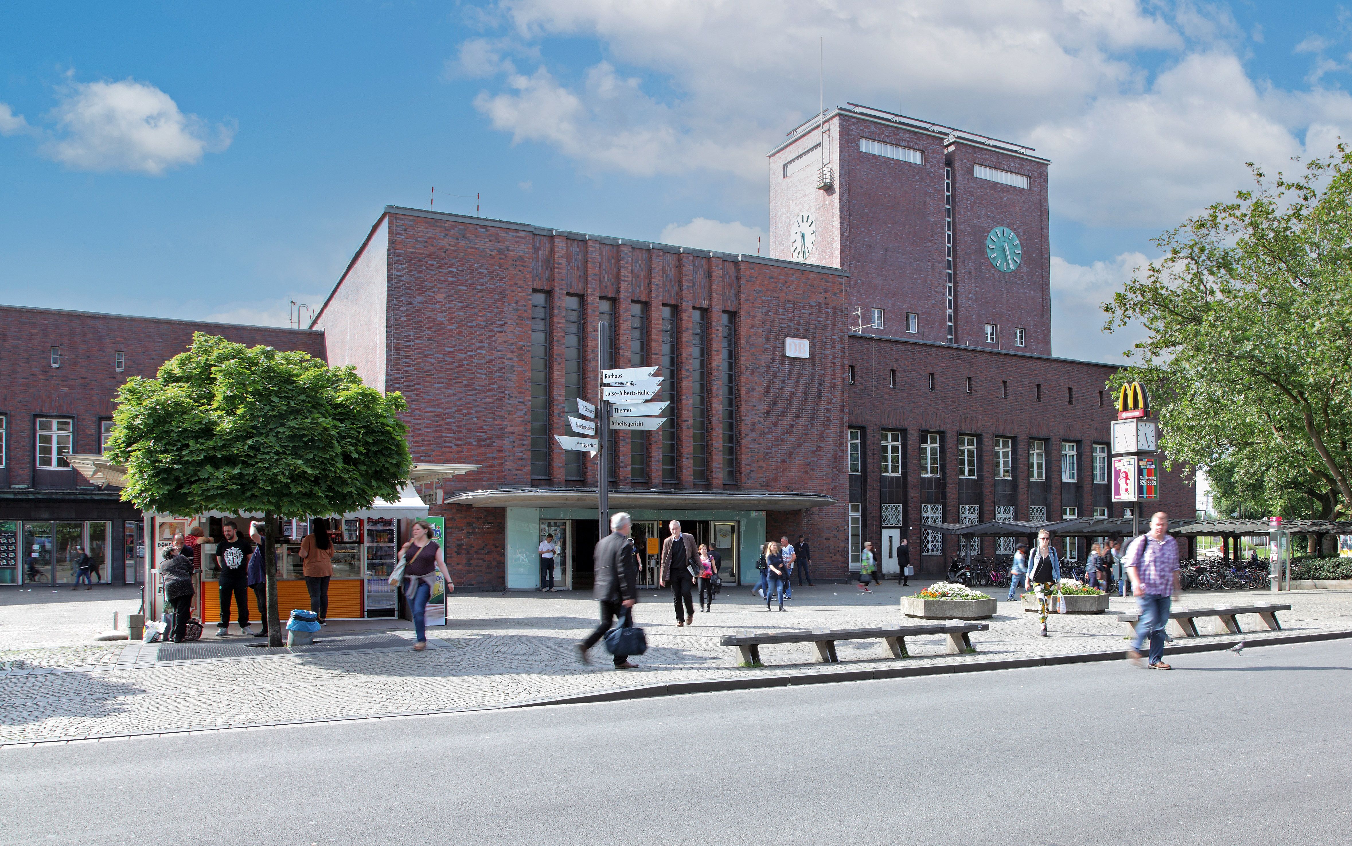 Menschen vor dem Hauptbahnhof in Oberhausen aus Backstein