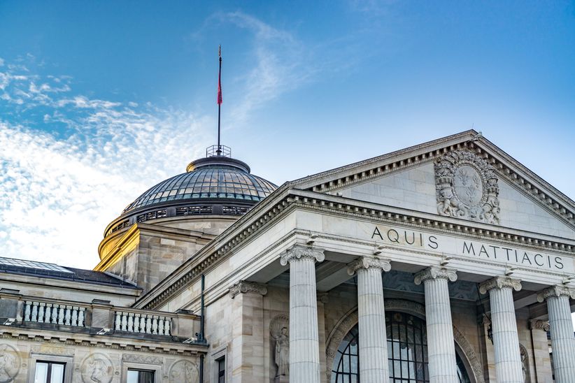 Dach und Säulen des Kurhaus in Wiesbaden bei blauem Himmel