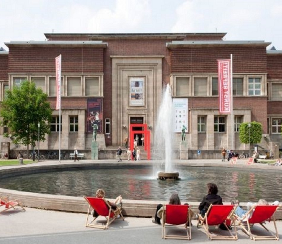 vor dem Kunstpalast in Düsseldorf, © dpa/Kunstpalast