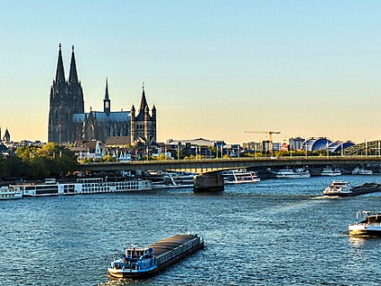 Bahn & Hotel Köln, © iStock.com/rclassenlayouts