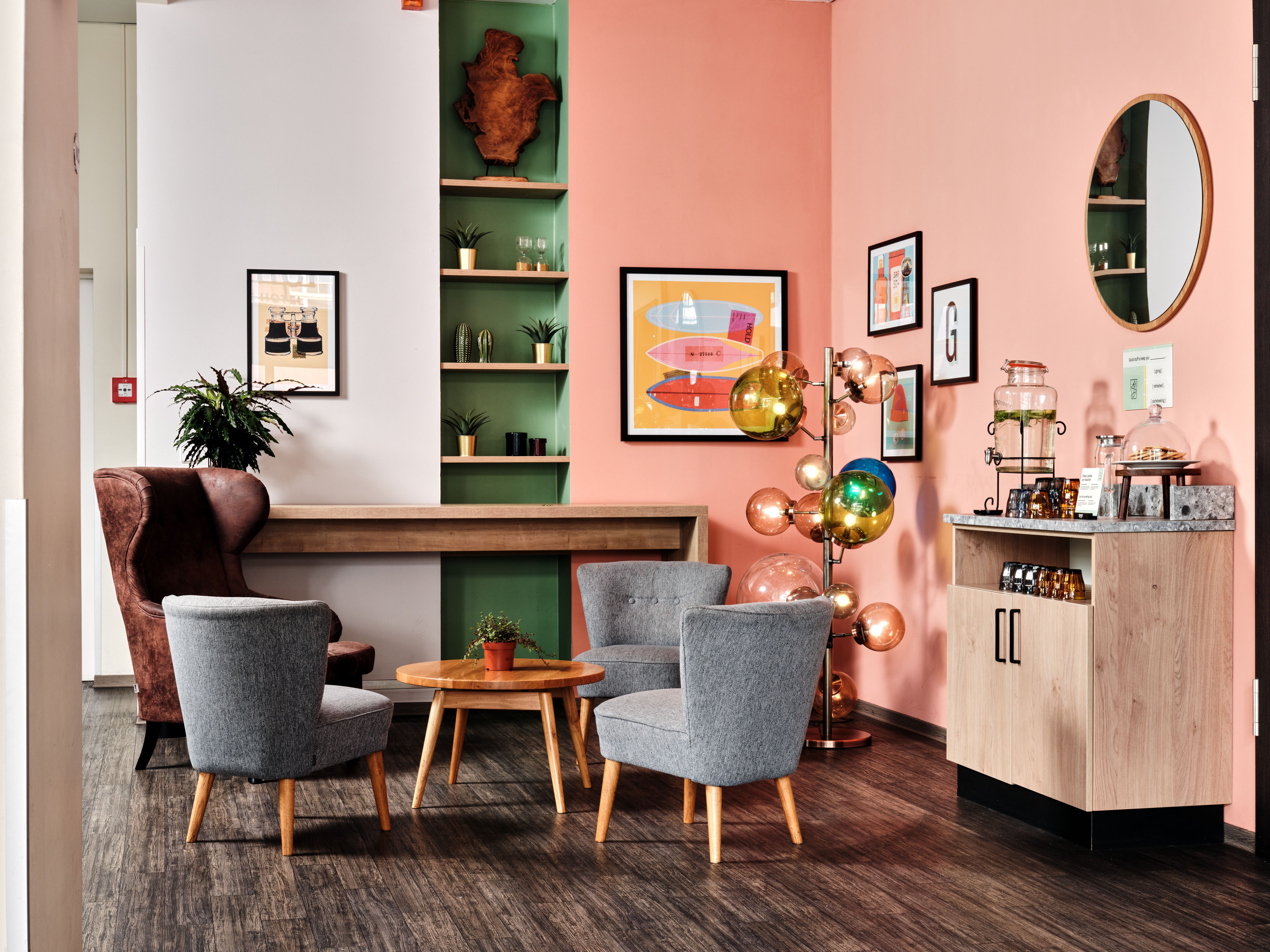 Lobby in den Garner Hotels mit Sitzmöglichkeit.