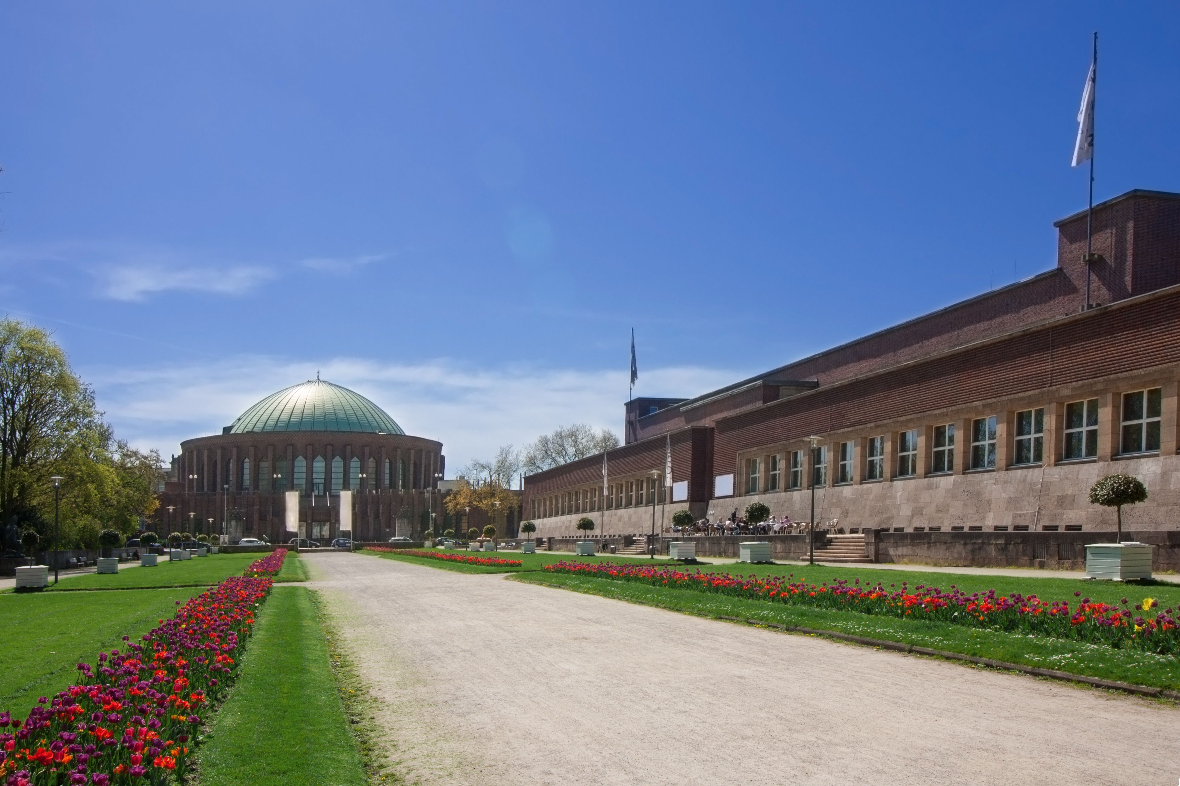 Blick auf Grünanlage und Weg zur Tonhalle in Düsseldorf