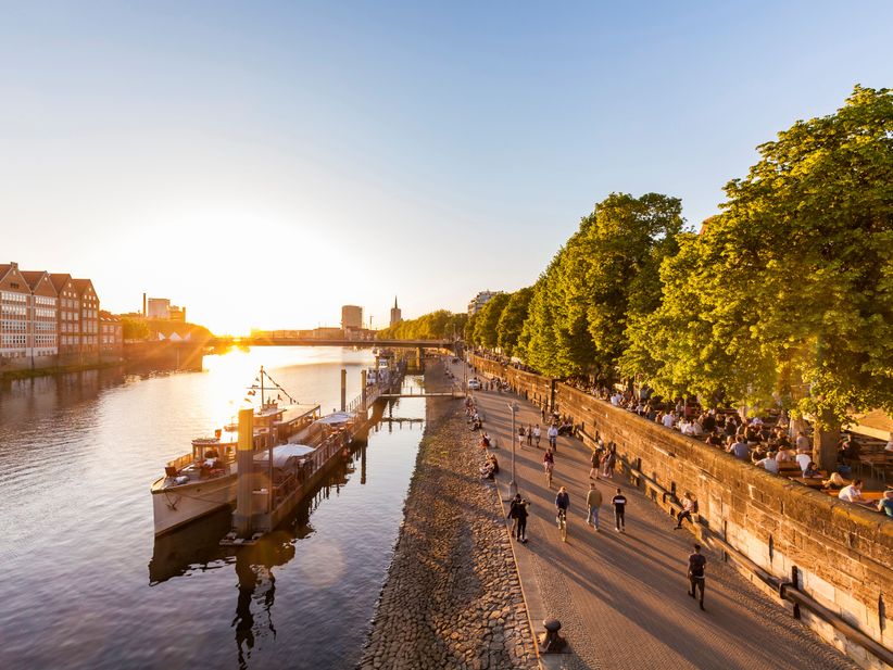 Uferpromenade Schlachte in Bremen bei Sonnenuntergang. 