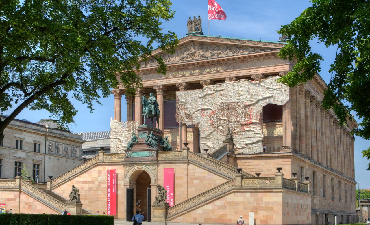 Alte Nationalgalerie in Berlin und Bäume rechts und links davon
