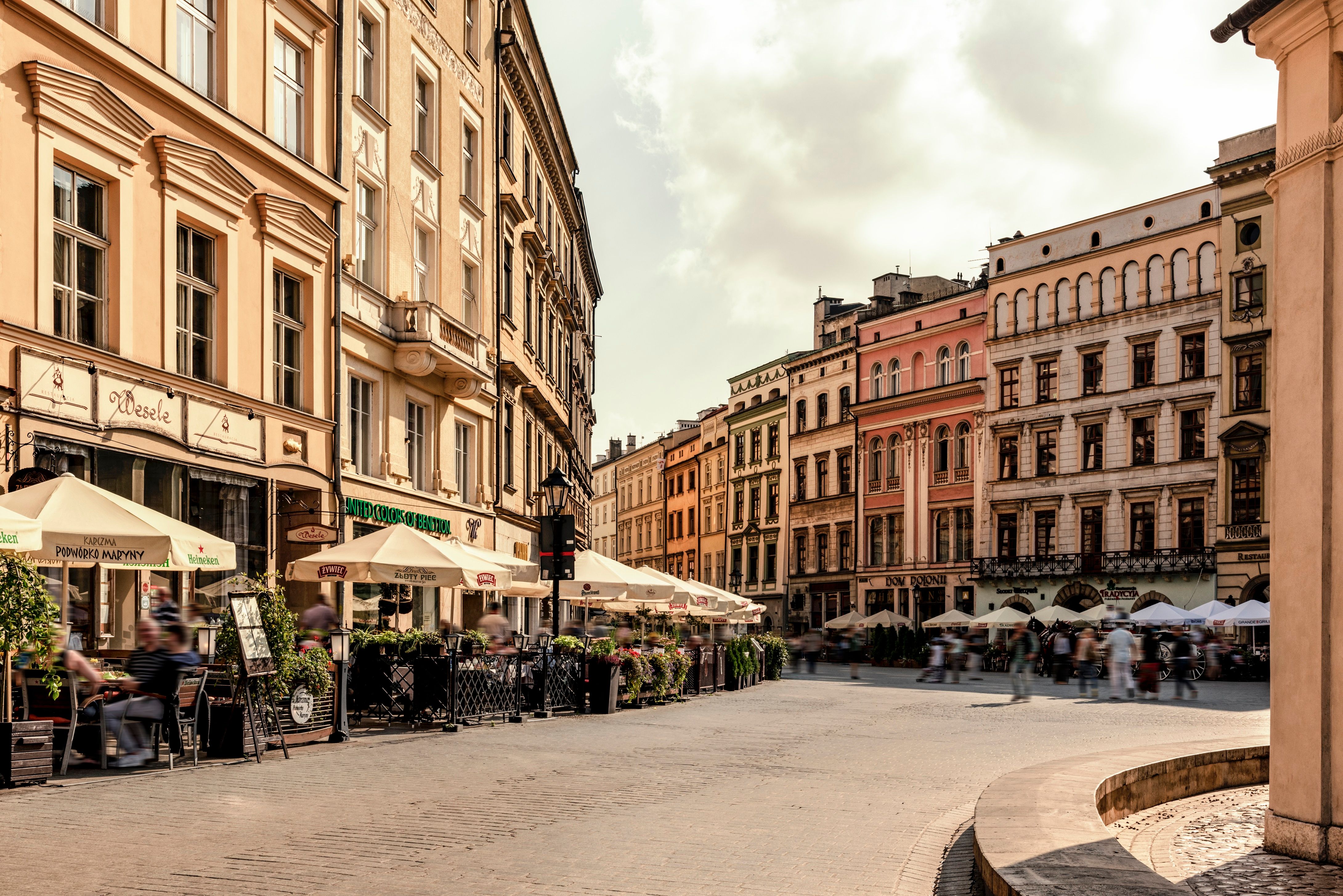 Stadthäuser und Cafés am Hauptplatz in der Altstadt von Krakau