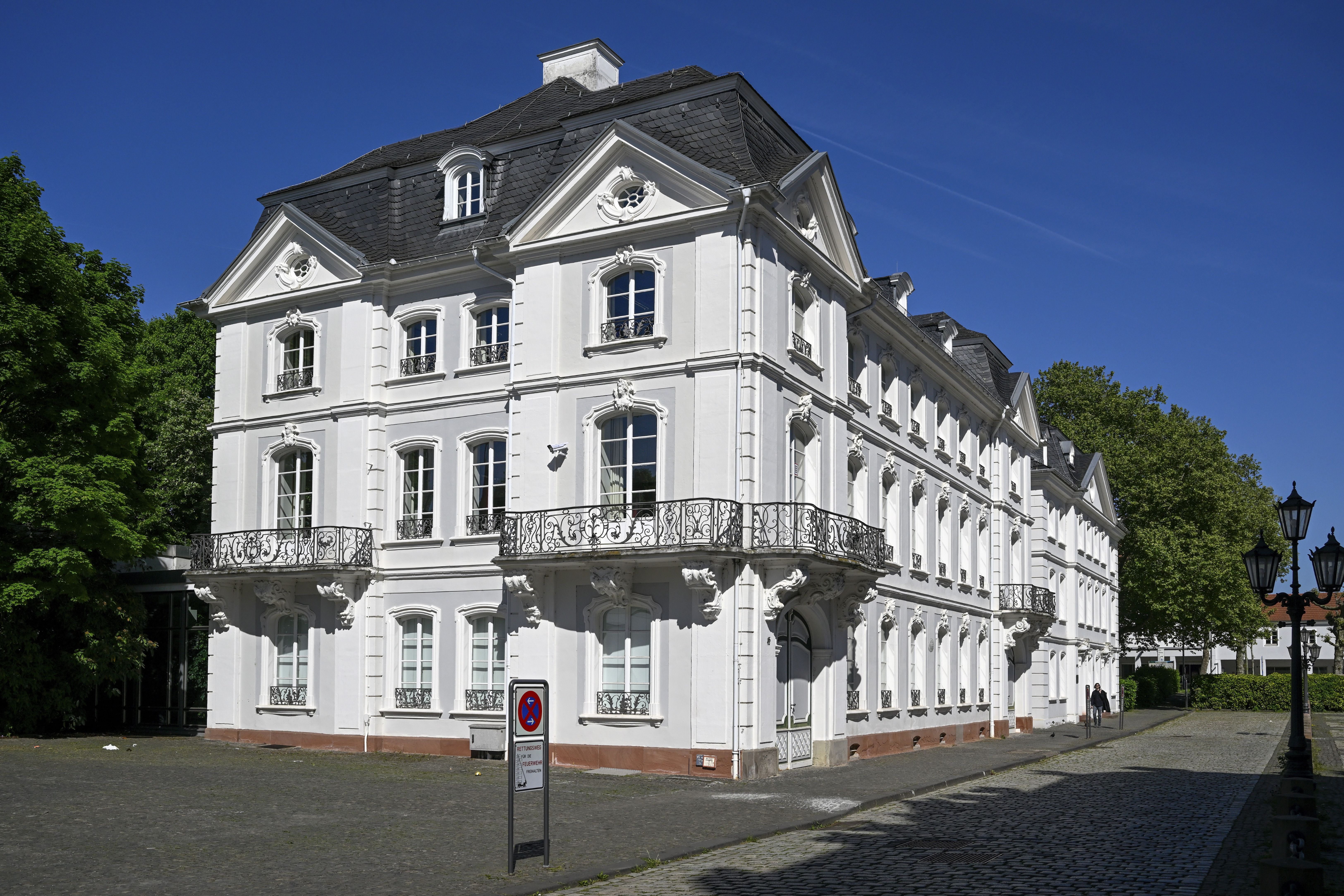 Weißes Gebäude der Staatskanzlei in Saarbrücken