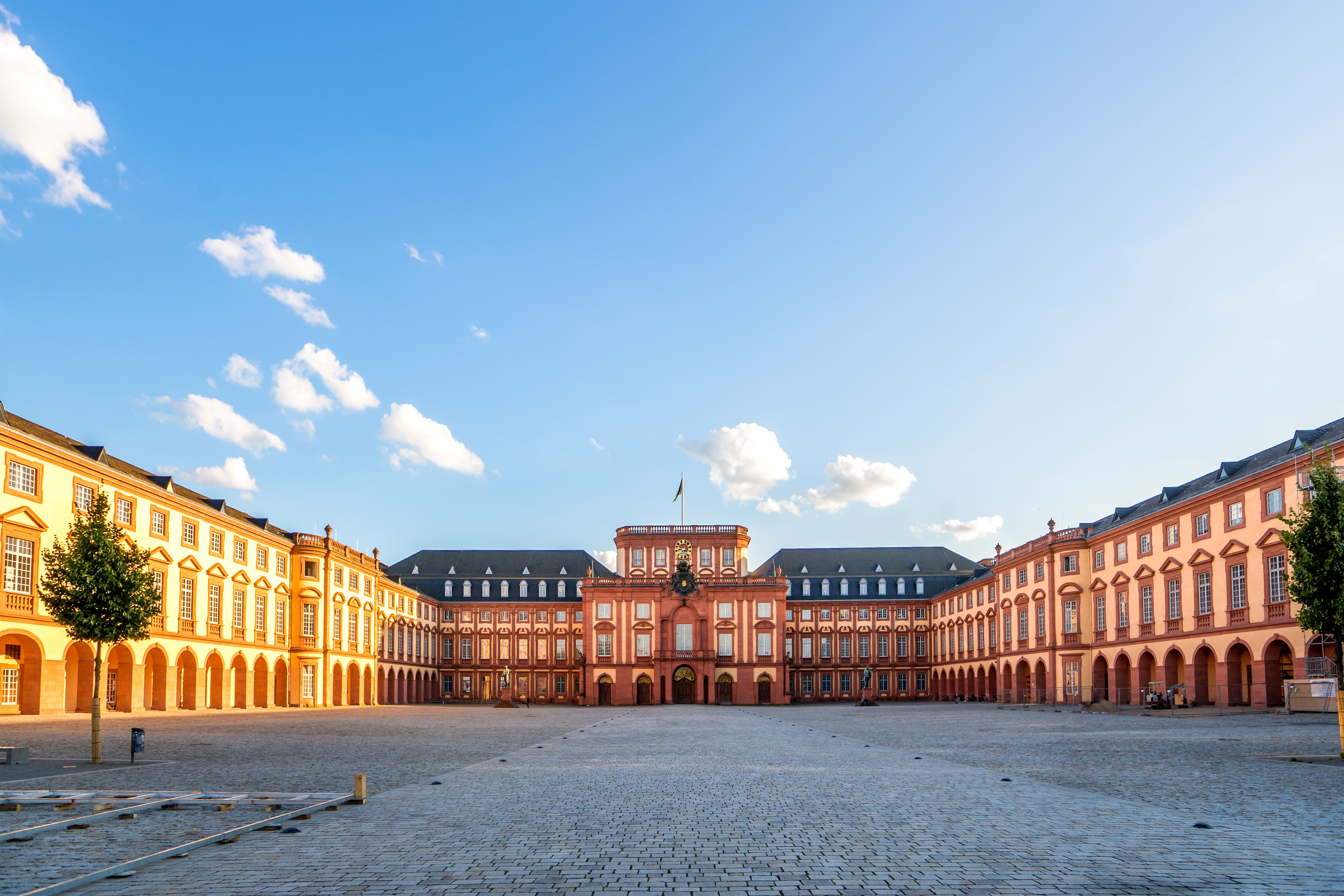 Ansicht des Barockschloss in Mannheim von vorne bei blauem Himmel