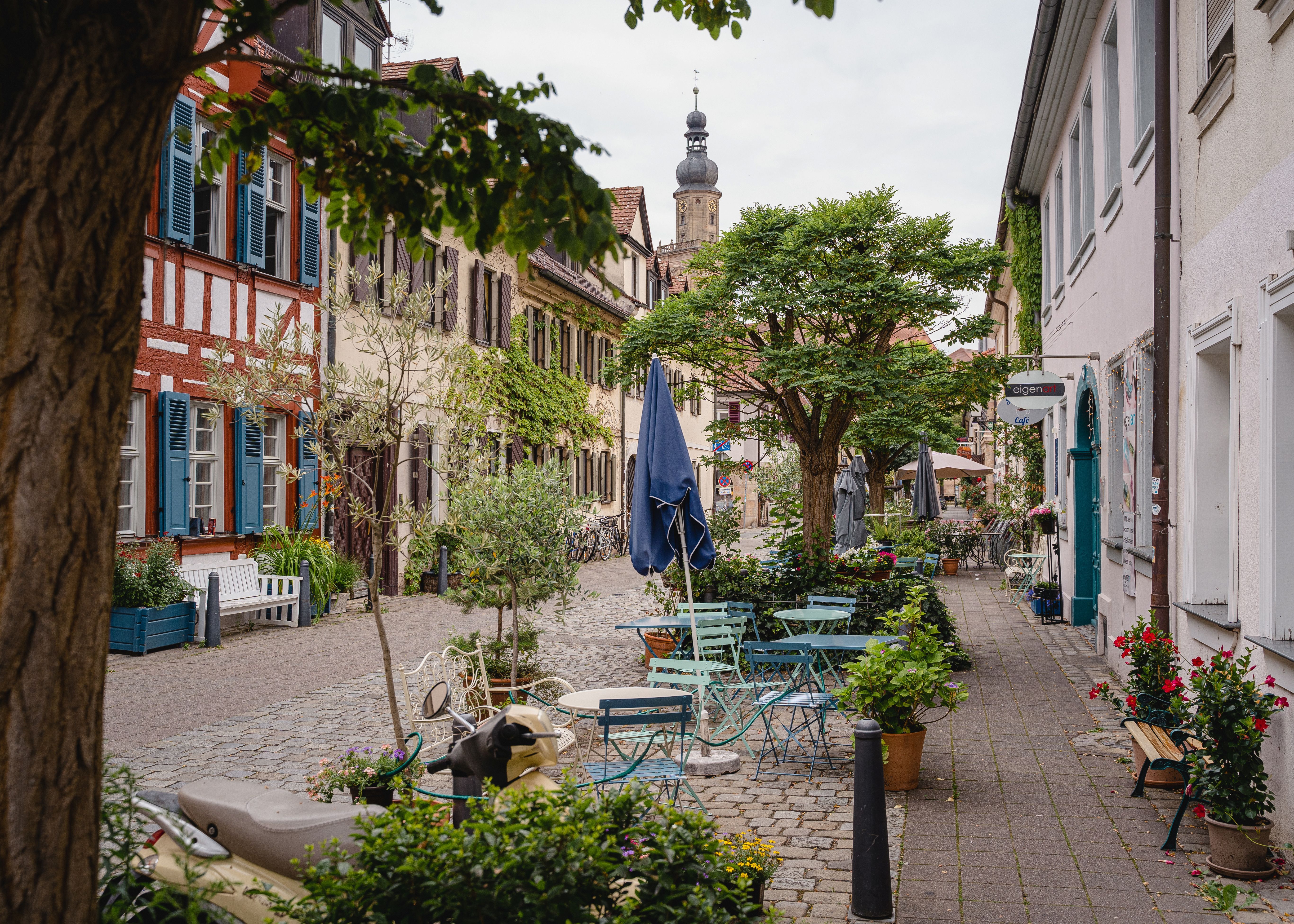 Schiffstraße mit urigen Häuserfronten und Biergärten in Erlangen
