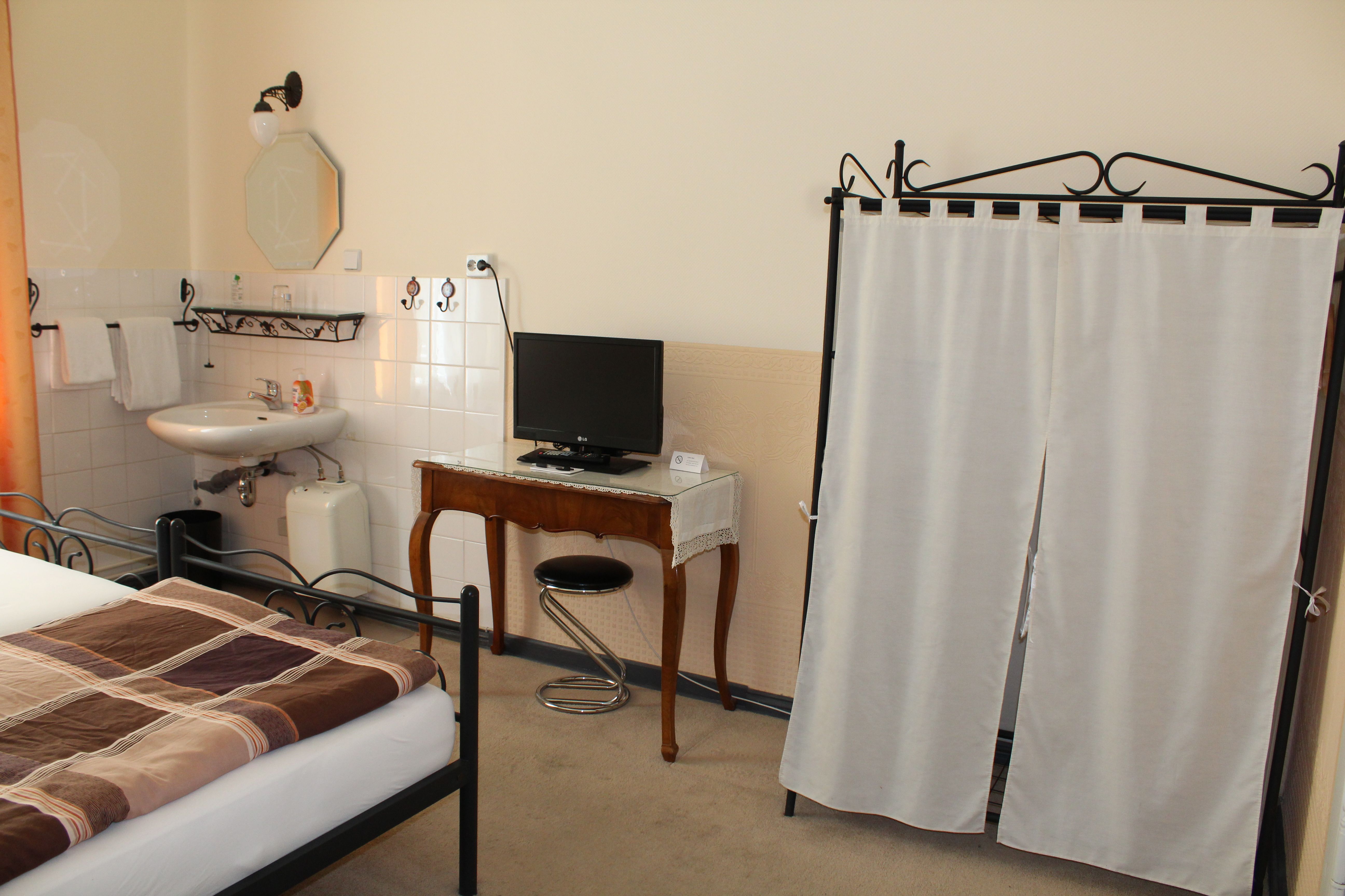 Doppelzimmer mit Waschecke