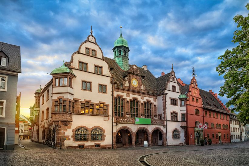 Altes Rathaus in Freiburg bei blauem bewölktem Himmel