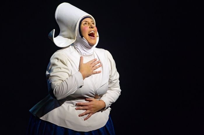 Sängerin in der Rolle der Amme während einer Gesangsszene im Musical Die Amme