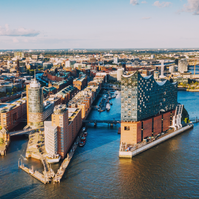 Panorama über der Elbphilharmonie und dem Hafen in Hamburg