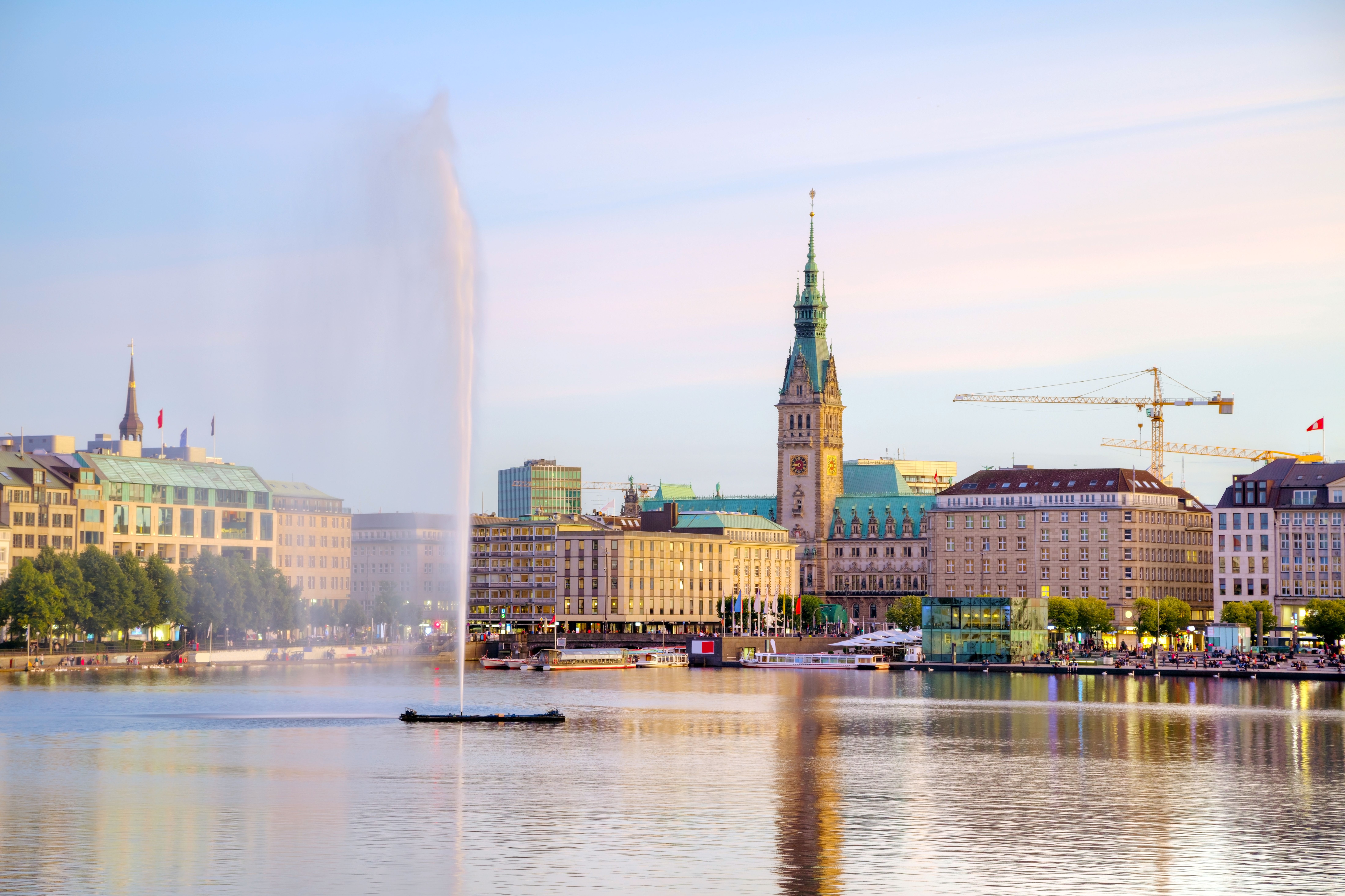 Fontäne auf der Alster in Hamburg mit Rathaus im Hintergrund