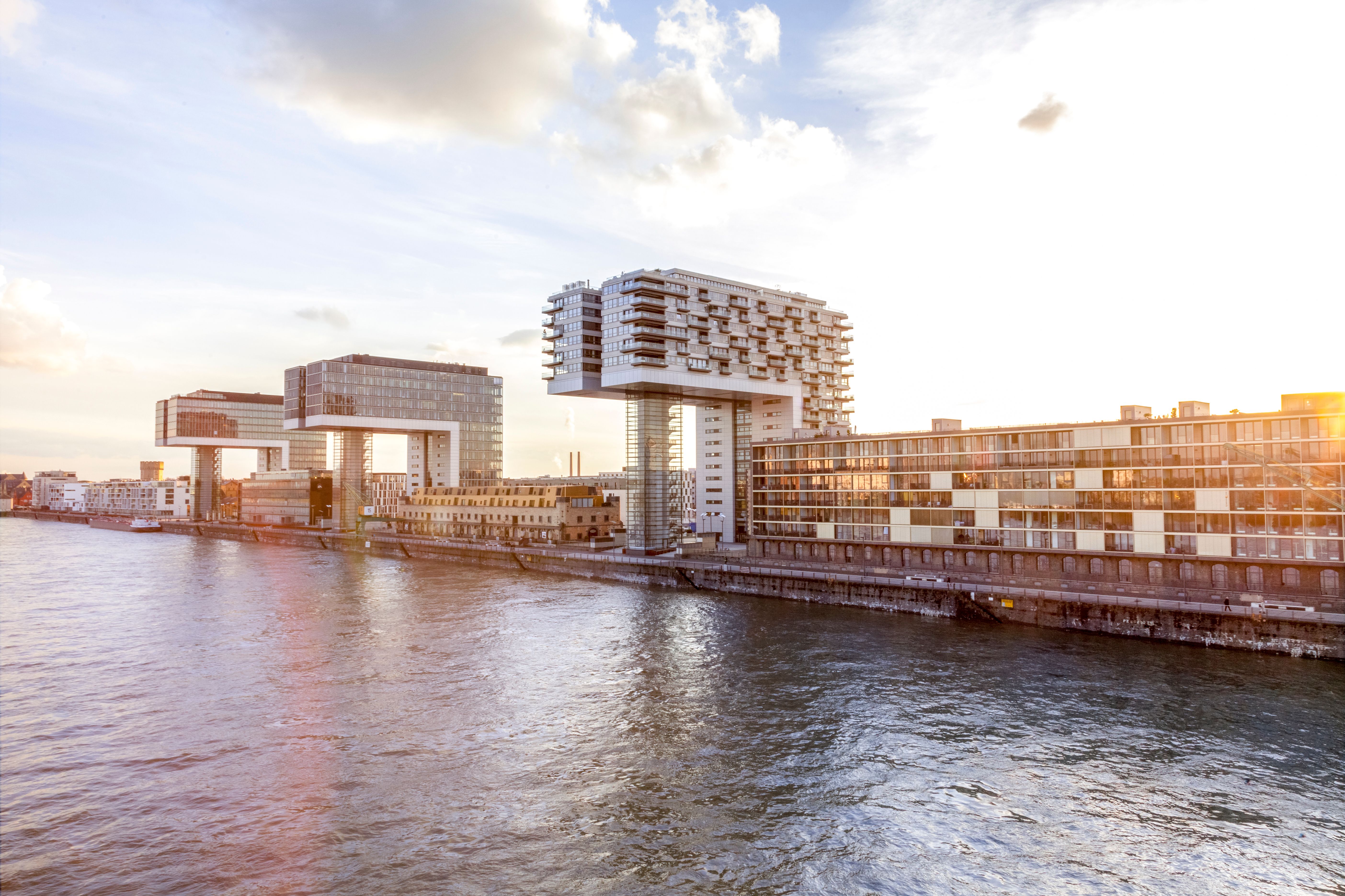 Blick auf den Rhein und die Kranhäuser des Rheinauhafens in Köln