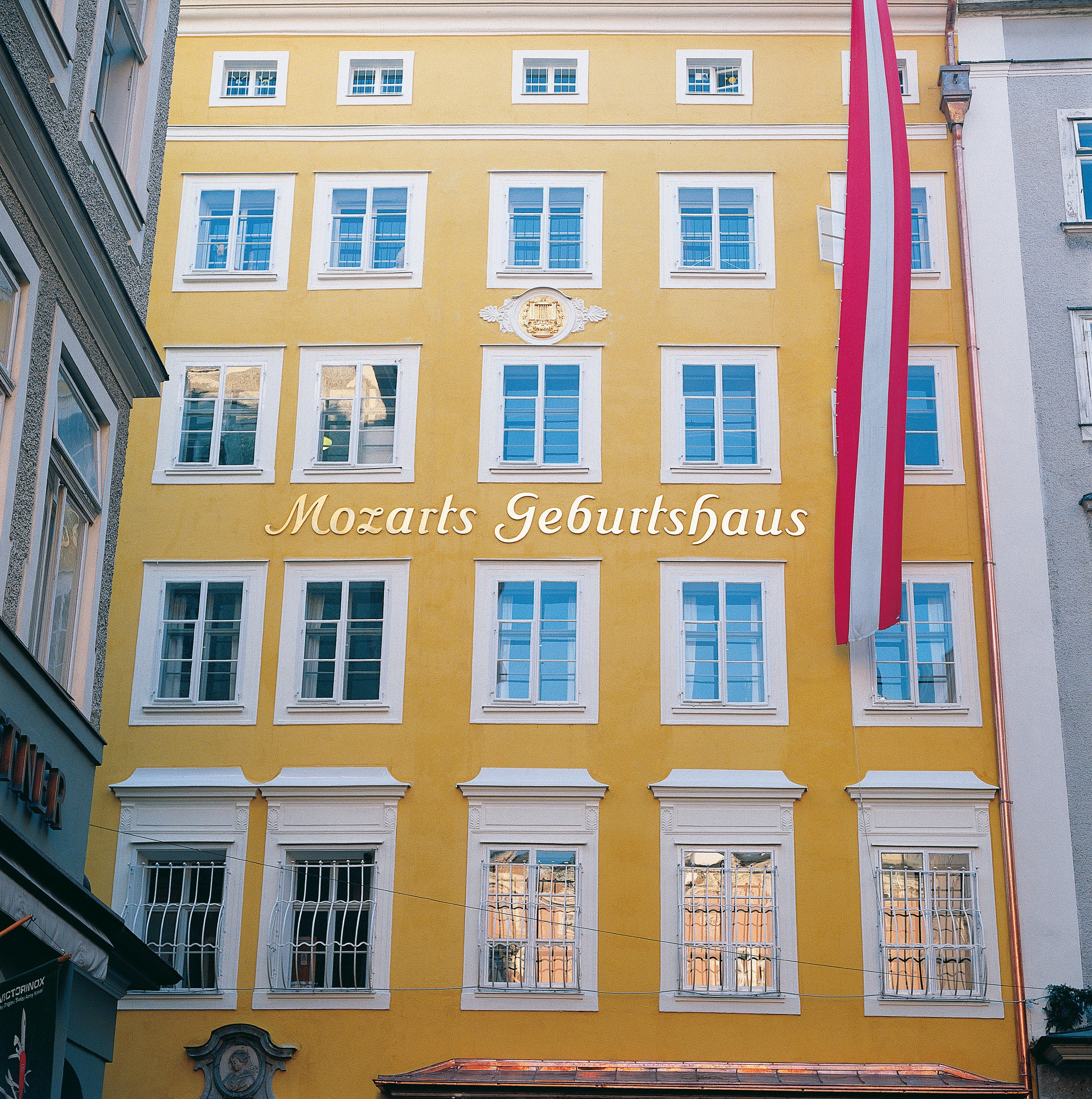 Frontalansicht des Geburtshaus Mozarts in Salzburg